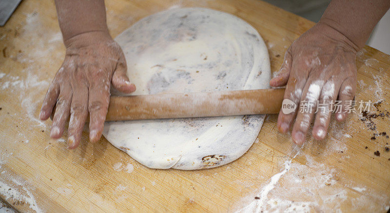 中国面食制作:中国芝麻面包。女人揉面团。制造碳水化合物食物的过程。
