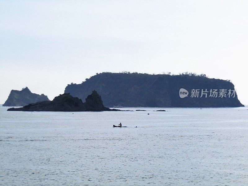 日本。有岩石岛屿的海景。