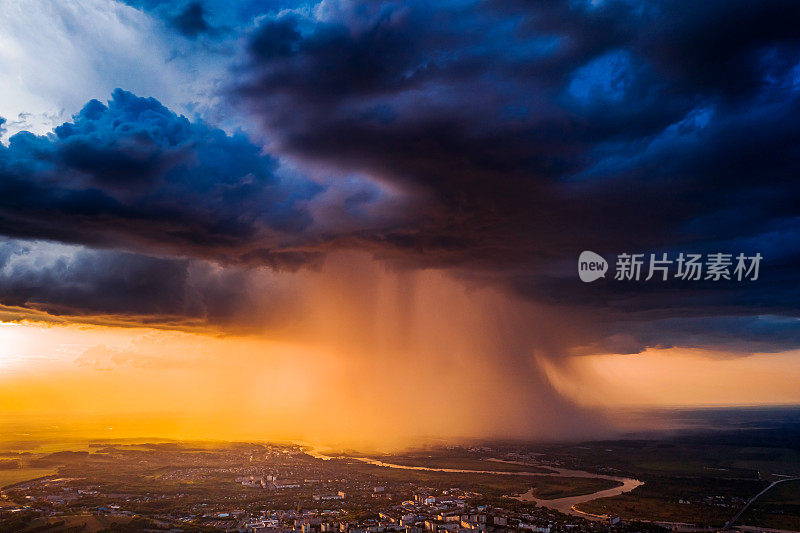 暴雨云鸟瞰图。夜景无人机摄影。可持续性。天气