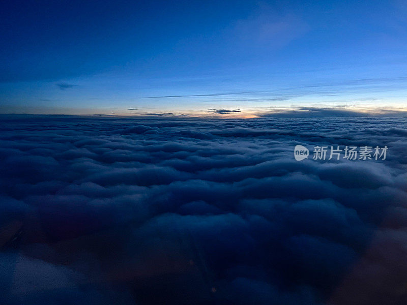 天空上方的云晚霞黄昏