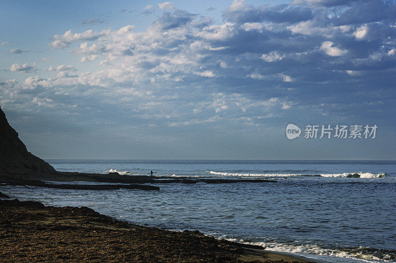 海浪冲击着露出地面的岩石