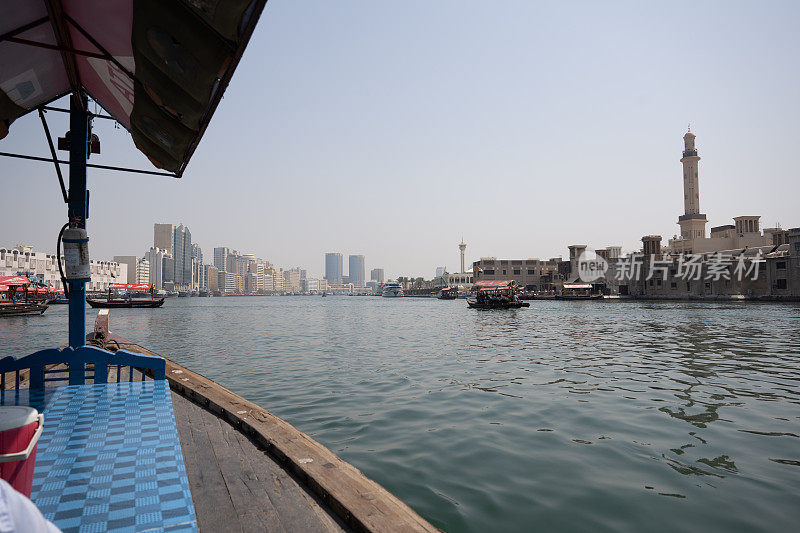 穿越时空之旅:新旧迪拜河景