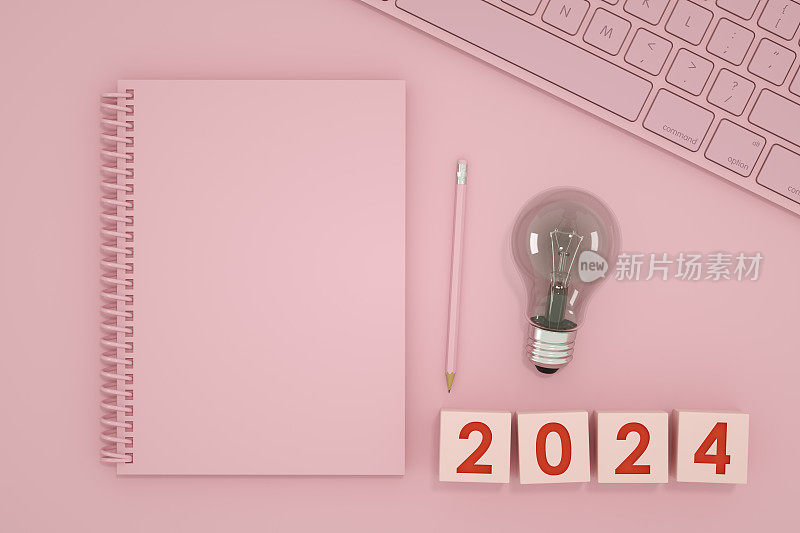 2024新年，灯泡和粉红色背景的空白页笔记本，新想法概念。