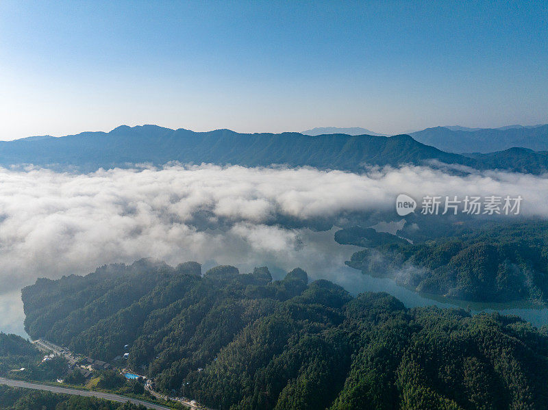 航拍山上美丽的日出和云海