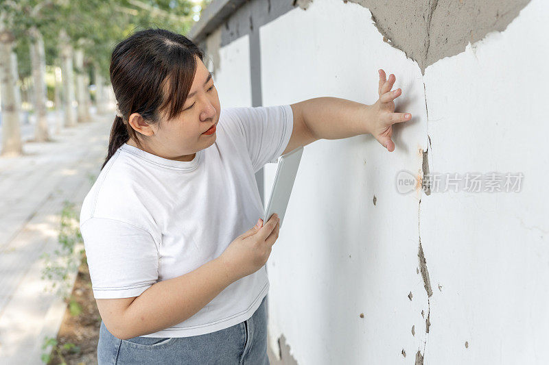 房地产估价。妇女看房