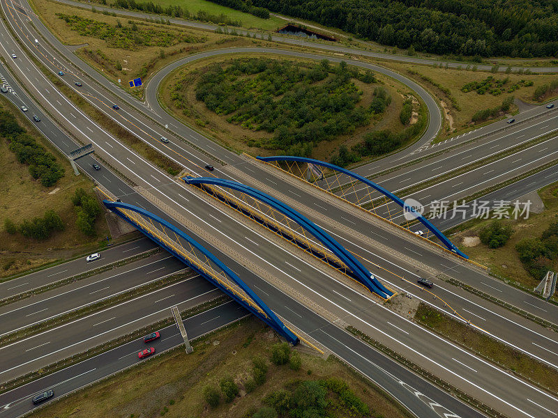 高峰时刻，交通车辆摄影。从空中俯瞰道路。