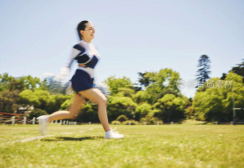 健身，拉拉队队长和女子跑步的比赛动机，能量或表现。运动，跑步和拉拉队的女性在公园自由地进行游戏训练，练习或比赛