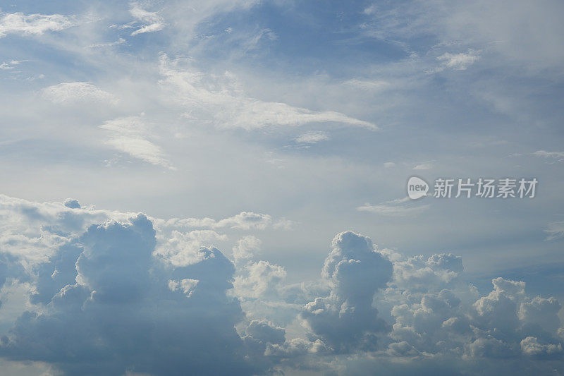 天空蔚蓝，美丽的天空有云