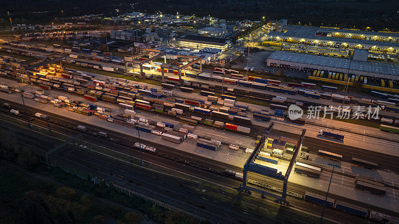 铁路场、货场和货运列车。鸟瞰图