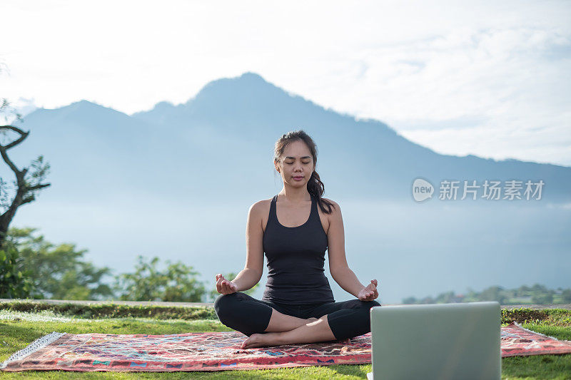 印尼瑜伽教练在山上直播户外正念冥想