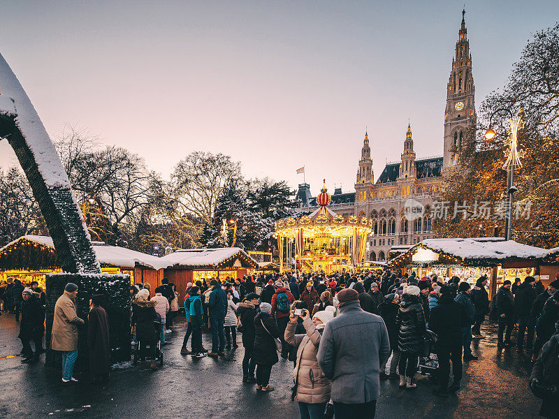 黄昏时分，人们在维也纳城市广场上参加圣诞集市