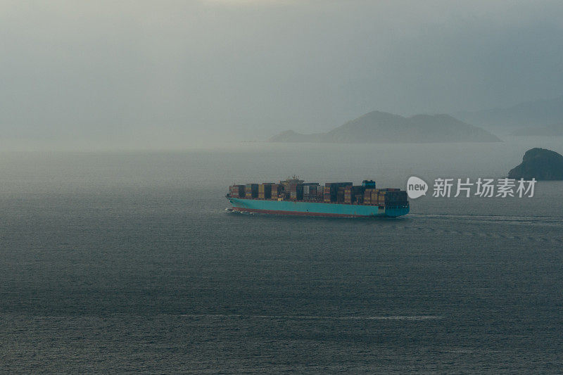 航拍的海运货船在深圳航行，中国