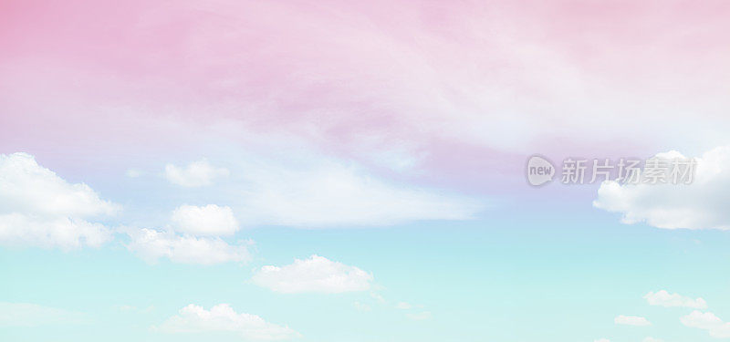 天空粉彩多云光抽象粉红蓝云幻想梦想天气氛围天堂早晨渐变彩虹壁纸背景自然美景水平，模拟环境夏季背景。