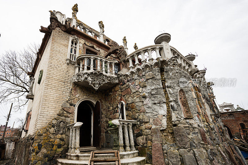 由雕刻家Golovan创作的千面之屋。华丽而兼收并蓄的石头大厦，像童话般的城堡，有艺术细节和雕塑。