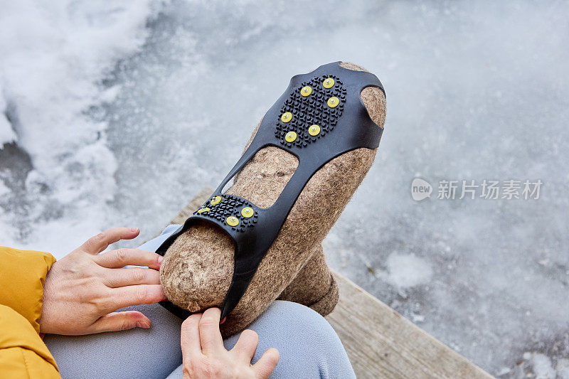 带尖钉的套鞋被添加到毡靴中，以防止在结冰的路面上打滑，并提高牵引力。
