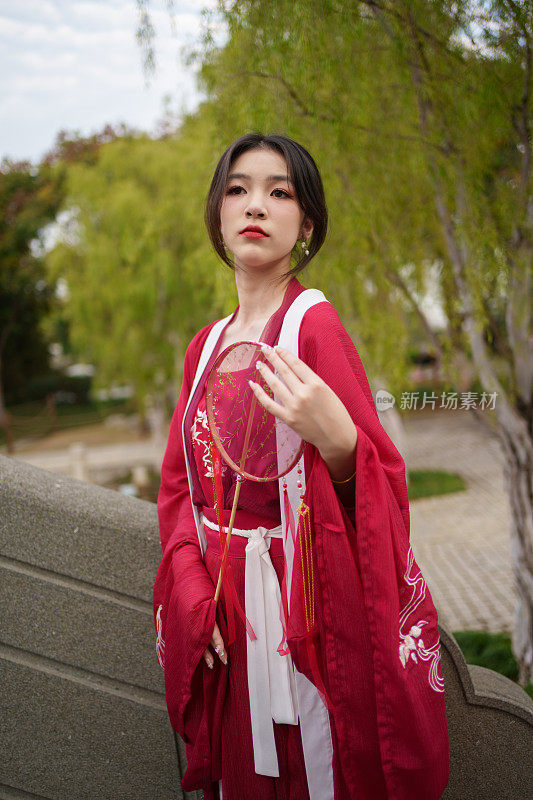 穿着红色汉服的亚洲妇女