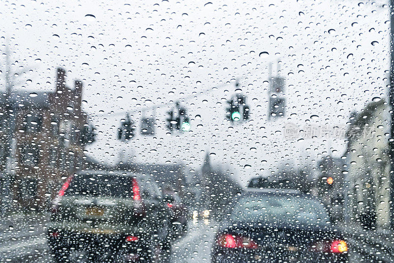 在暴雨中，汽车开始以绿灯行驶