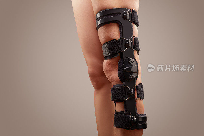 膝部支撑支架，固定膝部，防止疼痛。矫形设备，矫形器