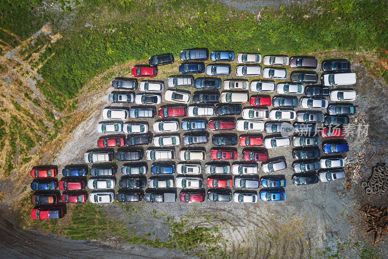 废品堆放场汽车