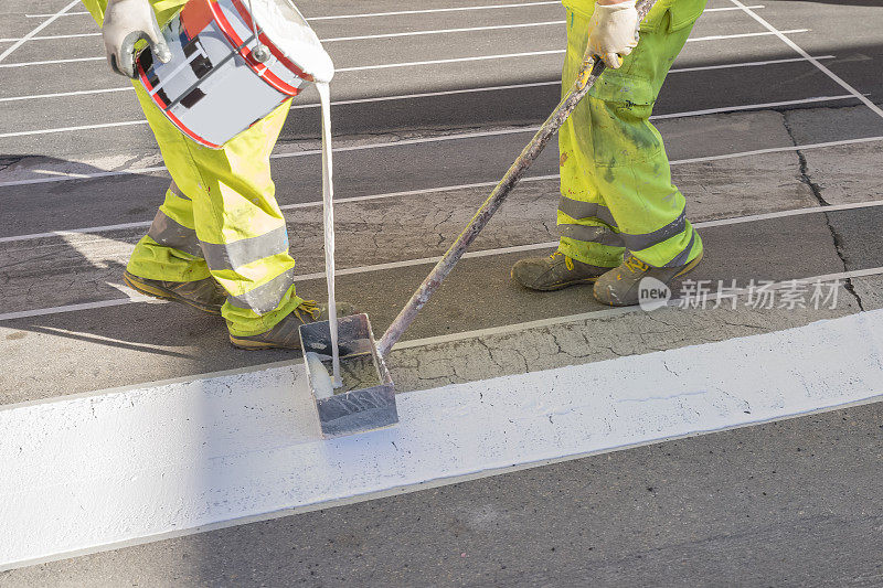 面目全非的维修工人正在粉刷道路