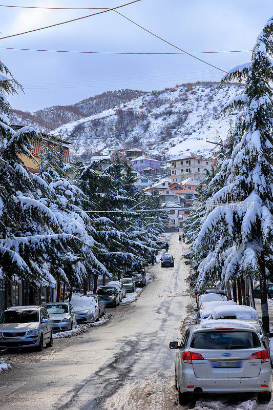 在雪中堕落