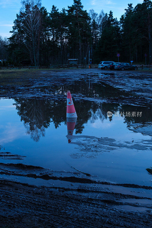 雨天道路危险:水坑挑战中的交通锥