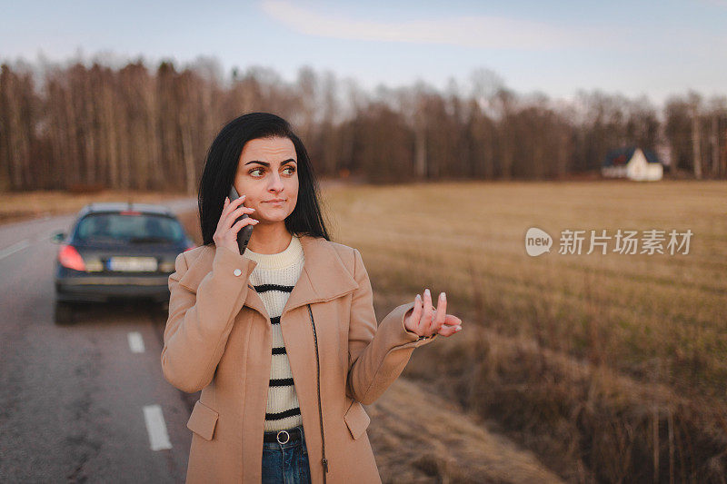 美丽的年轻女子用手机求救，因为她的车坏了