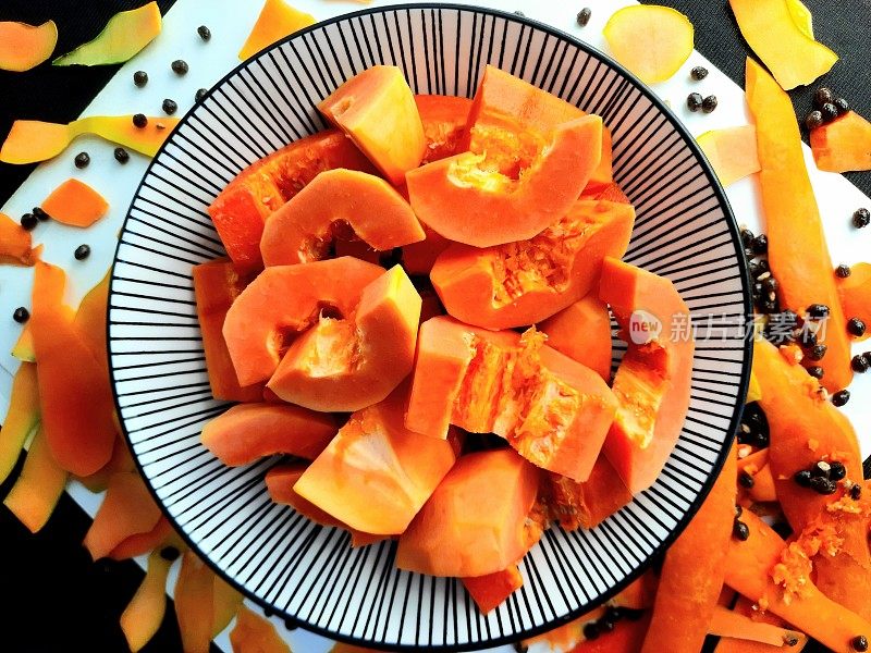 盘子里的健康木瓜水果。
