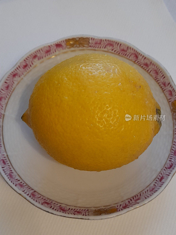 盘子里只有一个柠檬