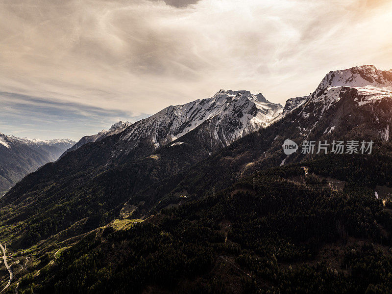 俯瞰阿尔卑斯山在瑞士格里森州的山顶。