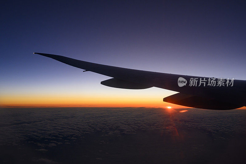 日落时从飞机上看到的景象