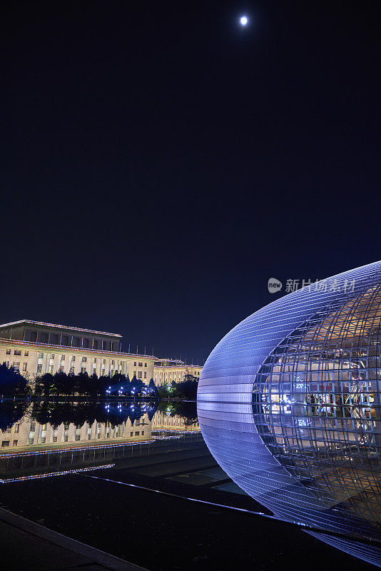中国北京国家大剧院与人民大会堂的夜景