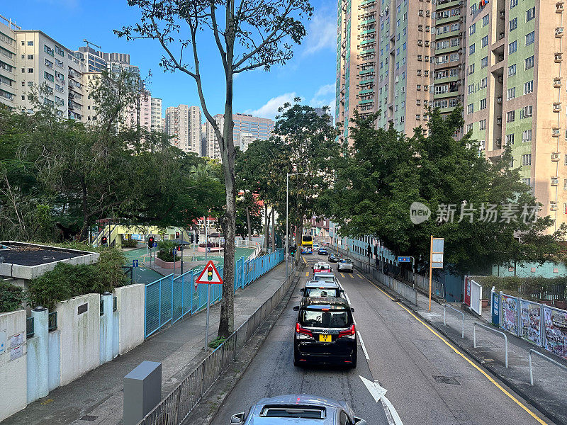 香港市中心繁忙的街道，办公楼就在街道旁边