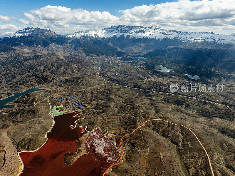 红色的湖和它后面的雪山。托洛斯山脉从安纳托利亚山脉延伸而来。城市的自然区域，经常进行山地运动和散步。