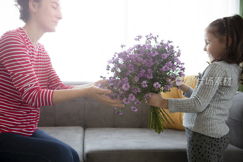 女儿祝贺妈妈并给她送花