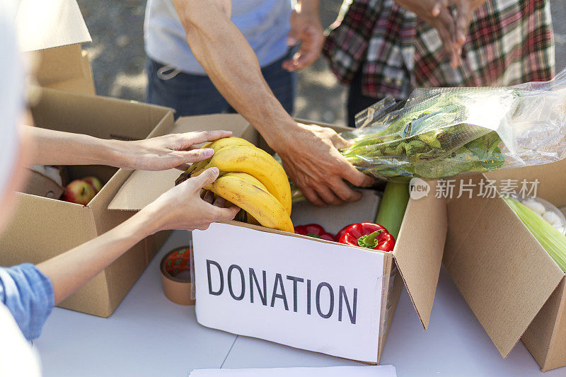 慷慨的人通过捐赠食物来帮助穷人