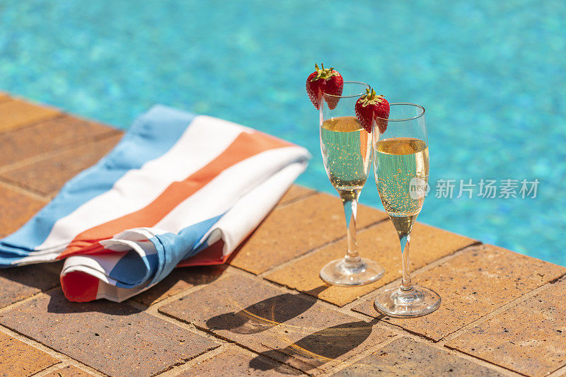 豪华游泳池边有草莓香槟