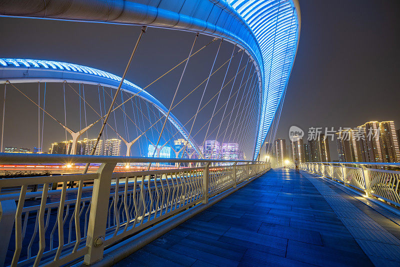 中国山西省太原市，夜间桥梁和高速公路上的车灯和车影
