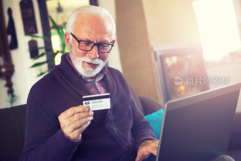 老年人使用笔记本电脑和信用卡在网上购物