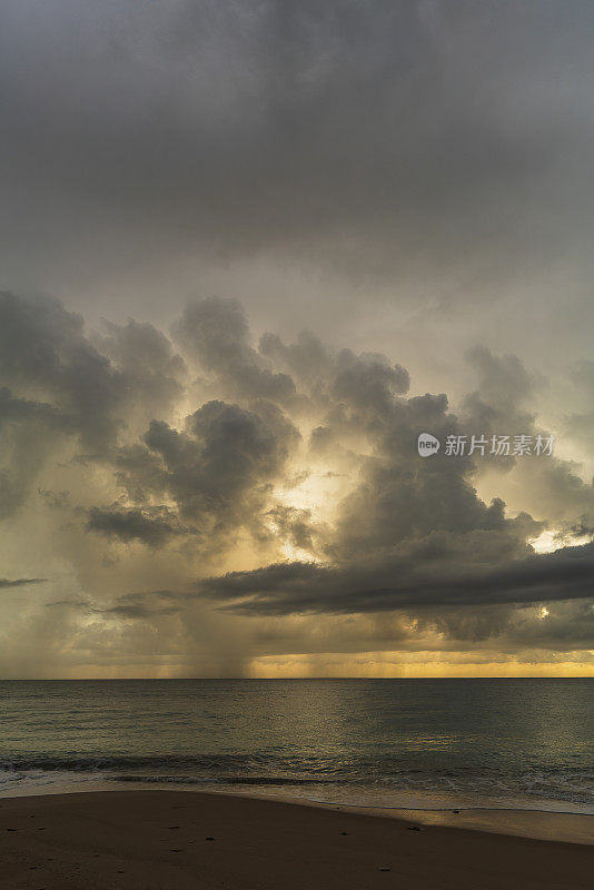 在斯里兰卡的Hikkaduwa，冬季，印度洋上美丽的日落上，壮观的天空中有大量的雨积云和积雨云。缝合高分辨率的垂直全景图。