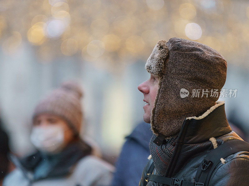 新冠肺炎大流行期间，一名男子行走在莫斯科市中心