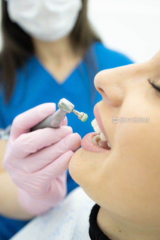 正在牙医那里检查牙齿的女人