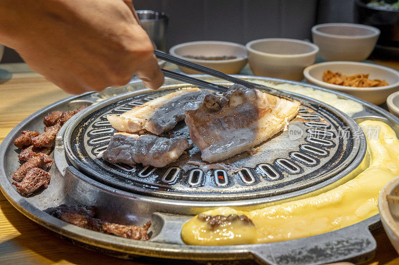 餐厅里的韩国烤肉