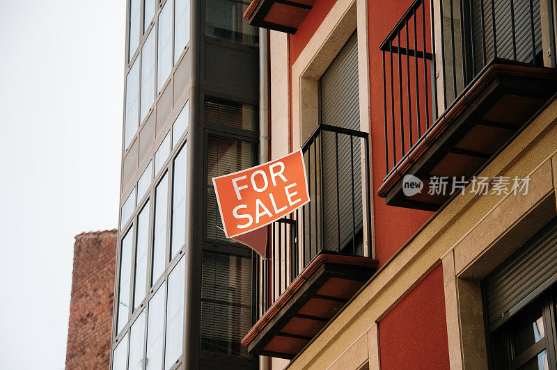 公寓大楼正面的待售标志