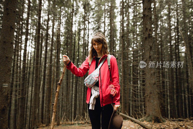 一位年轻美丽的女子在山林中享受着宁静