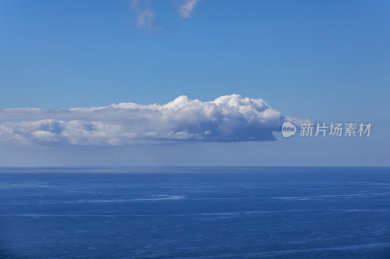 水平线上的云景