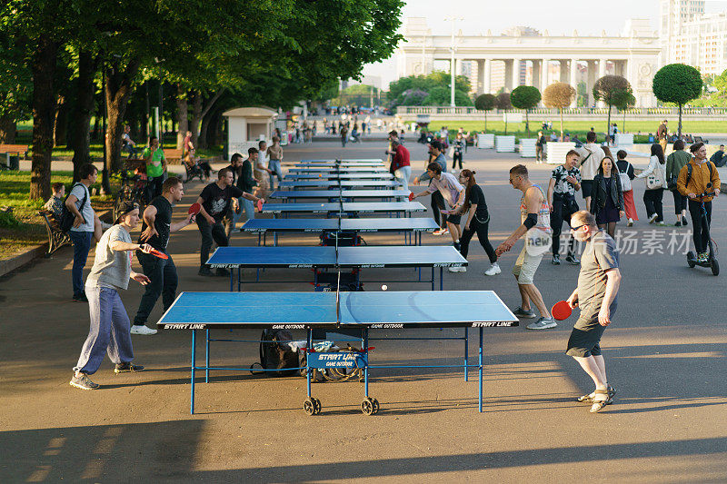 在莫斯科公园打乒乓球