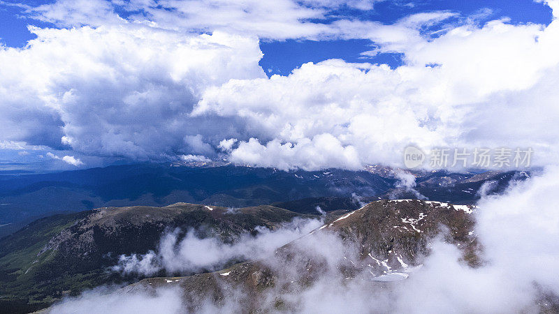 从科罗拉多埃文斯山鸟瞰风景