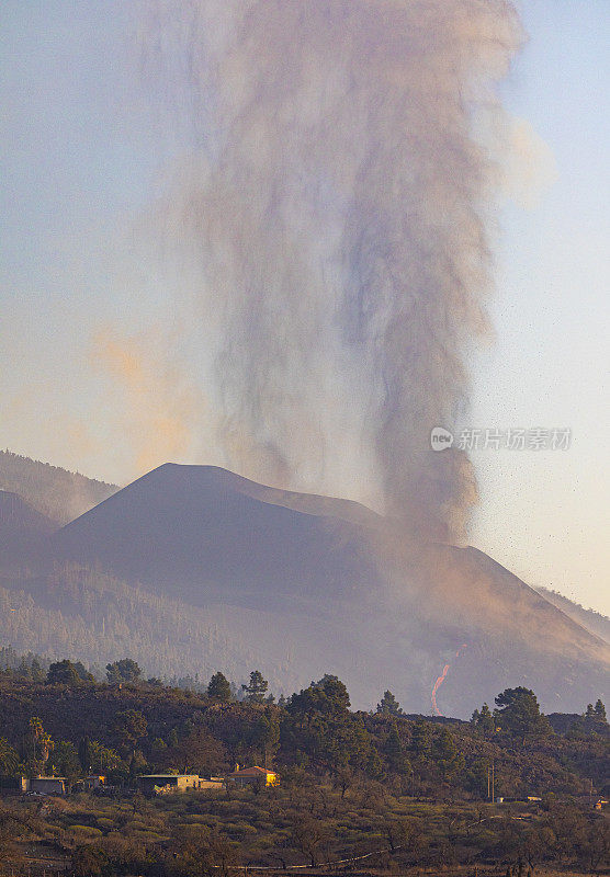 康伯利维亚火山爆发。火山锥和火山炸弹向黎明山移动，大量的气体和岩石形成垂直的双柱。