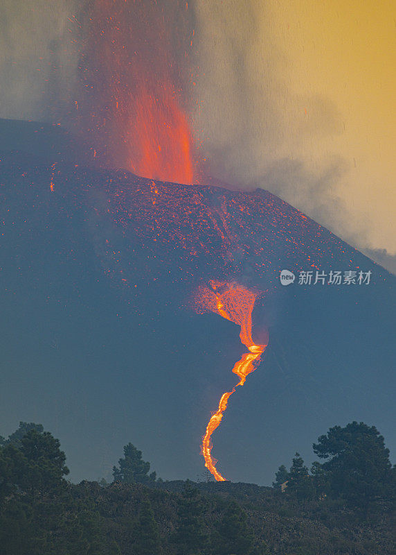 康伯利维亚火山爆发。火山锥和火山炸弹向黎明山移动，大量的气体和岩石形成垂直的双柱。